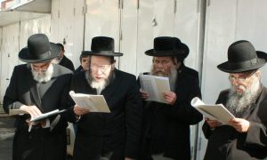 Фото: в Умани хасиды развели костер на балконе