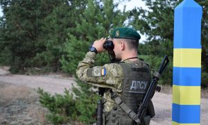 Украина вывела на границу с Беларусью патрули с собаками, авиацию и катера