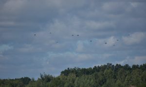 Фото: украинские десантники испытывают парашютные системы США