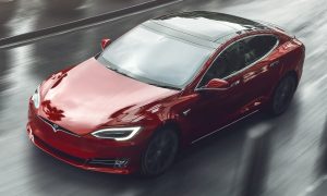 Видео: новый электрокар Tesla побил мировой рекорд скорости