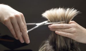 Вчителька з Мічигану без відома батьків підрізала 7-річній учениці волосся. Батько школярки подав до суду