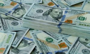 Нажився на фонді COVID-19. Законодавець із США вкрав $600 тис. для азартних ігор