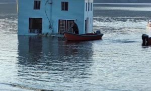 Пара из Канады переправила 100-летний дом через залив на лодках. В процессе он едва не утонул, но все обошлось