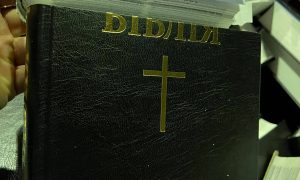 Фото: тысячи Библий сдали на переработку в Броварах