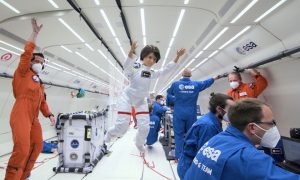 Видео: кукла Барби готовится к миссии МКС и выполнила полет в невесомости