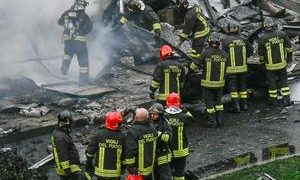 Фото, відео: у Мілані приватний літак врізався в будівлю, є жертви