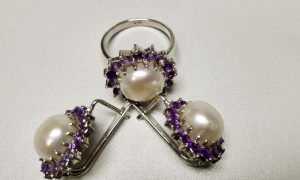 Фото, відео: у одеському аеропорту затримали чоловіка із валізою прикрас