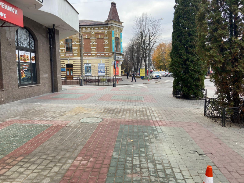 Фото: в центре Хмельницкого правоохранители проверяли подозрительный чемодан