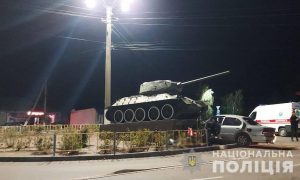 Фото: на Одещині водій врізався у радянський танк і загинув