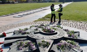 Фото, відео: у Львові демонтували монумент радянської епохи