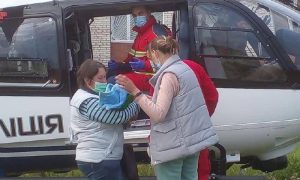 Фото: на Львівщині поліцейський гелікоптер доправив у лікарню немовля