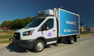 Американская компания начала доставлять товары беспилотными грузовиками