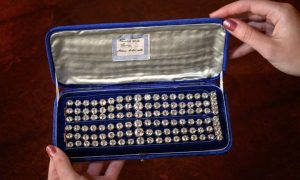 На Christie's за более чем €7 миллионов продали бриллиантовые браслеты Марии-Антуанетты