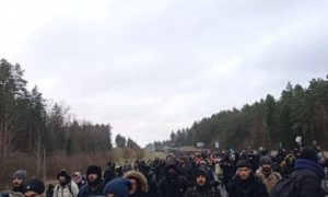 В Беларуси огромная колонна мигрантов выдвинулась к границе с Польшей