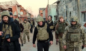 Фото: звезда Голливуда Шон Пенн пообщался с бойцами ВСУ на Донбассе