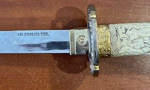 Фото: львовские таможенники обнаружили в посылке оружие японских самураев