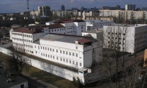 Фото: Малюска показал камеру Лукьяновского СИЗО до и после ремонта