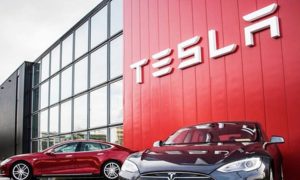 Акции компании Tesla потеряли почти половину своей стоимости
