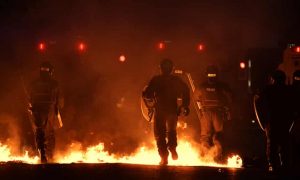 Поврежденные полицейские авто и задержания: в Северной Ирландии новые беспорядки из-за Brexit