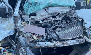 Фото: в Запорожье маршрутка влетела в грузовик, есть пострадавшие