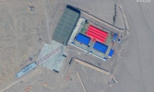 В китайской пустыне заметили полноразмерные муляжи боевых кораблей США