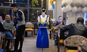 В иракском ресторане официантов заменили роботы