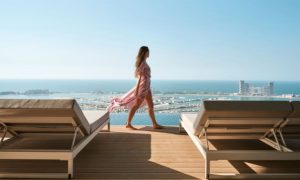 Фото: в Эмиратах открылся самый высокий в мире панорамный бассейн