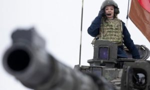 Фото: глава МИД Британии предостерегла Россию от вторжения ездой на танке