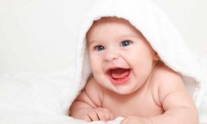 Ученые выяснили, когда младенцы начинают понимать шутки