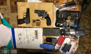 Фото: на кордоні України з РФ та Білоруссю виявлено арсенал зброї з тепловізорами