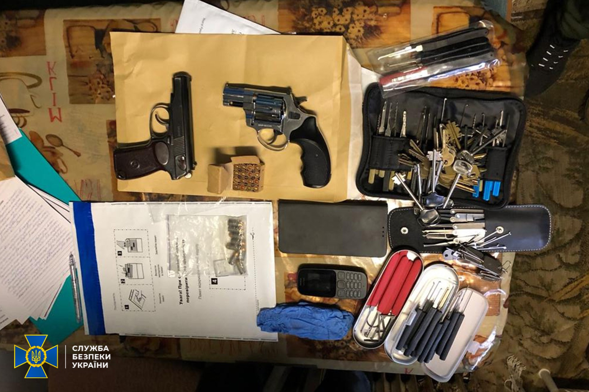 Фото: на кордоні України з РФ та Білоруссю виявлено арсенал зброї з тепловізорами