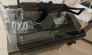 Защищался от мирных протестов: автомат Лукашенко стал экспонатом в Минске