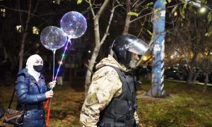 Фото: в окупованому Сімферополі затримали десятки кримських татар