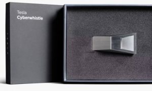 Илон Маск стал продавать свистки по $50 (и их уже не хватает всем желающим)