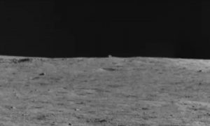 Китайский луноход снял загадочный объект, похожий на хижину