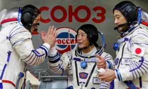 Космический корабль с японскими туристами приземлился в Казахстане