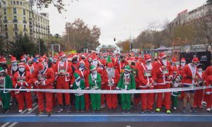 Фото: в Испании тысячи Санта-Клаусов провели благотворительный забег