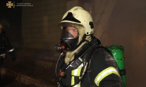 Фото: в Харькове пожар на складе тушат уже 8 часов