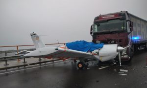 На немецком автобане фура столкнулась с самолетом