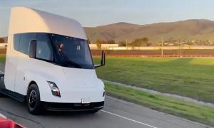 Видео: Tesla начала серийное производство электрогрузовиков