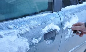 Почему зимой двери автомобиля примерзают к уплотнителям: эксперты дали советы, как с этим бороться