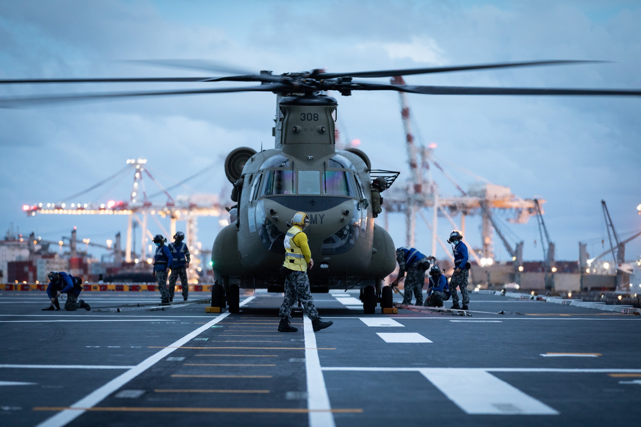 На Тонга прибыли новые грузы с гуманитарной помощью