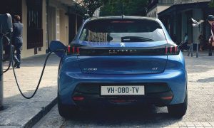 Во Франции автопроизводителей обяжут говорить в рекламе о более экологических способах передвижения