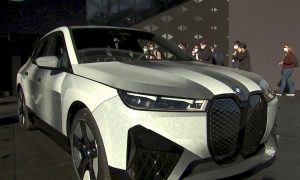 Хамелеон на колесах. BMW показала концепт автомобиля, который меняет цвет