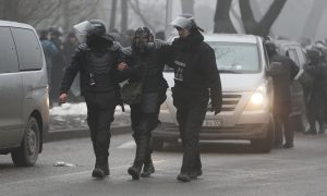 Фото, видео: в Казахстане митингующие захватили мэрию Алматы