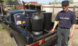 Видео: украинский изобретатель перевел легковушку на дрова