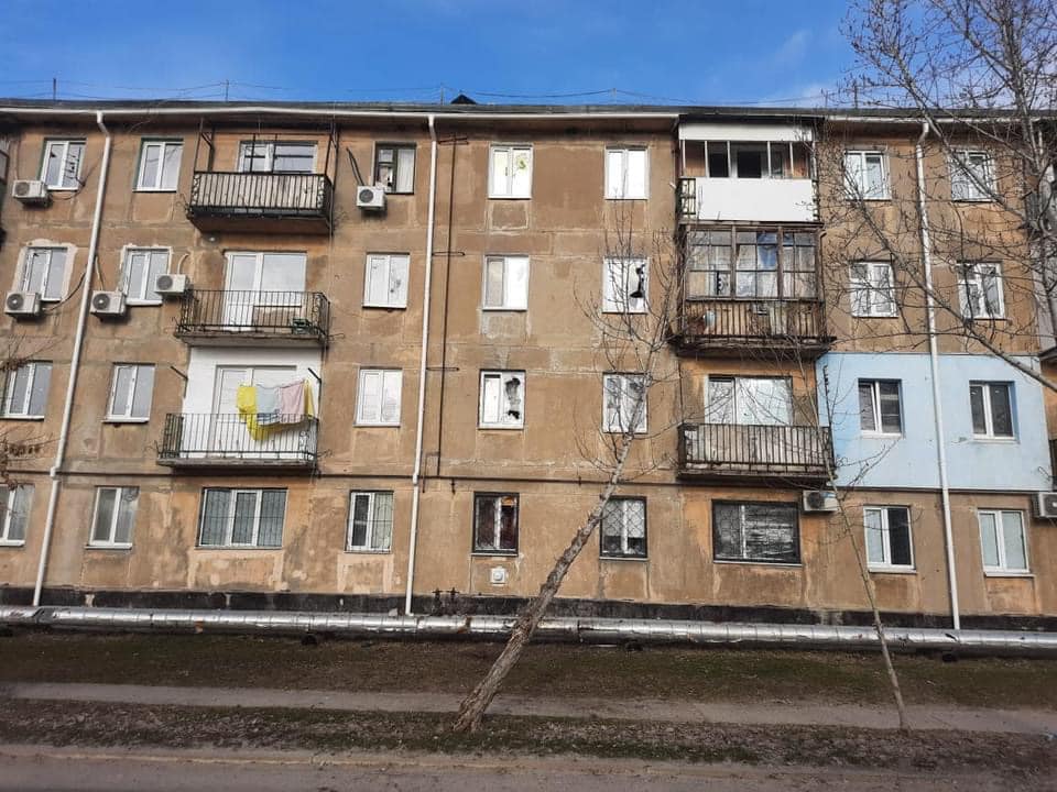 Российские оккупанты обстреляли Счастье: снаряд попал в жилой дом  