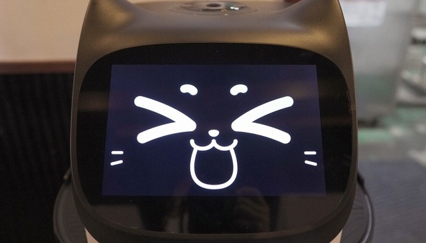 В Японии робот-котик помогает ресторану справиться с нехваткой рабочей силы