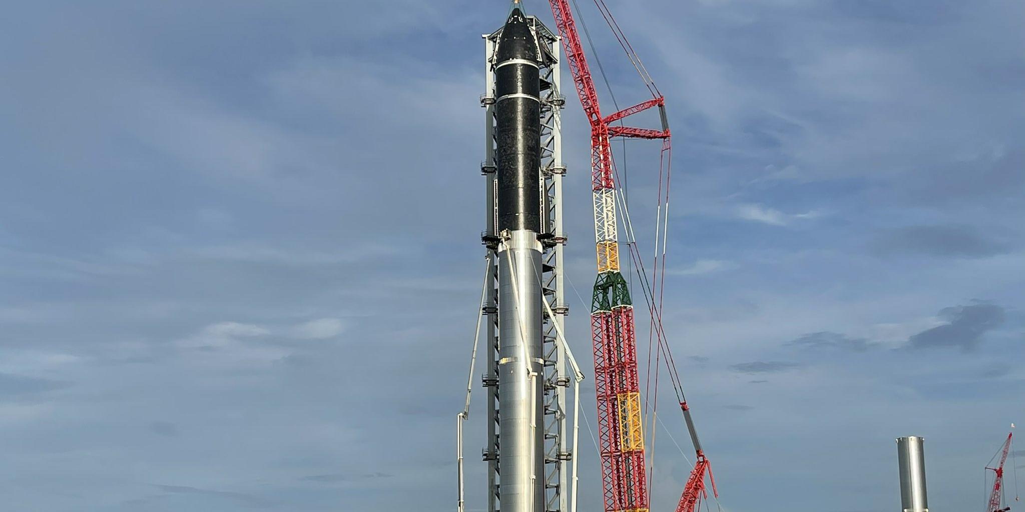 SpaceX собрала самую большую ракету в истории с помощью Мехазиллы – видео