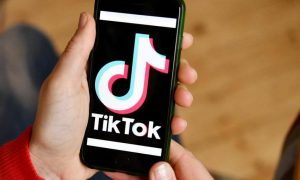 Компания-владелец TikTok уволила сотню сотрудников одним видеозвонком